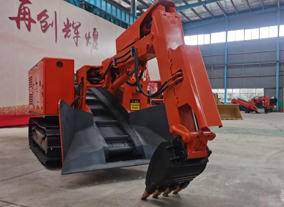 跟著帥龍扒渣機(jī)廠(chǎng)家一起了解下履帶扒渣機(jī)的特點(diǎn)！