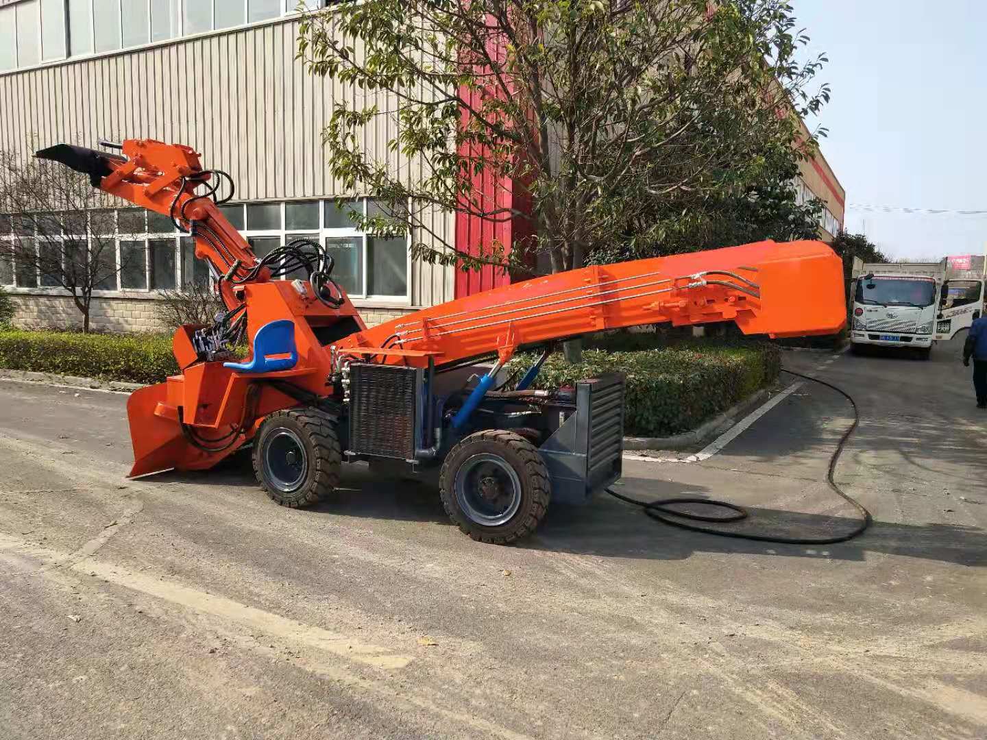 您知道扒渣機(jī)液壓油什么時(shí)候該怎樣更換嗎？